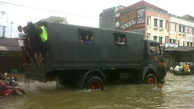 Truk brimob yang diturunkan di Ciledug untuk bantu warga sebrangi banjir