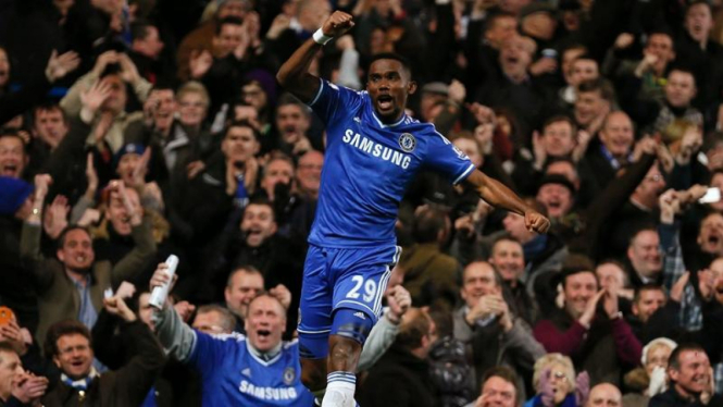 Striker Chelsea, Samuel Eto'o usai mencetak gol ke gawang MU.