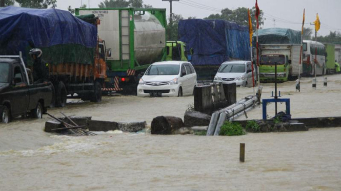 Banjir memutus akses jalan di Pantura.