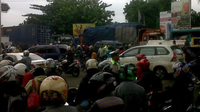 Macet Parah di Depan Samsat Daan Mogot