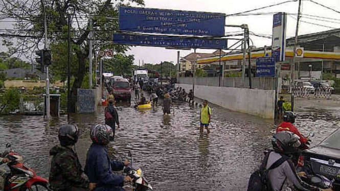 Banjir di Depan Gedung Satpas SIM Daan Mogot