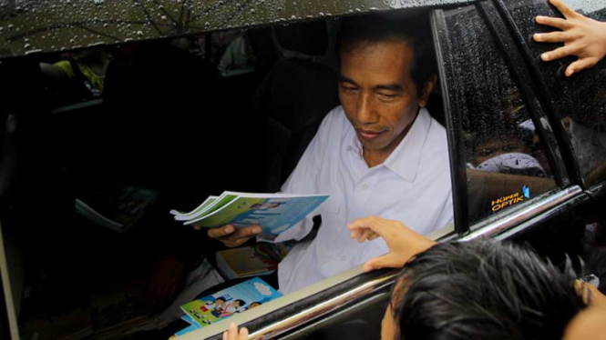 Presiden Jokowi bagikan buku