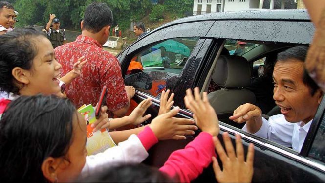 Kunjungi Katulampa, Jokowi Bagikan Buku