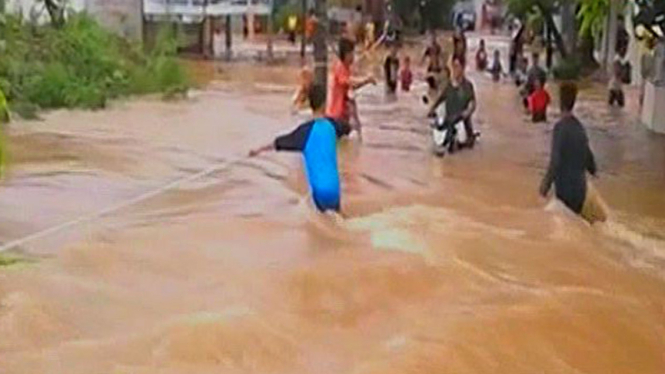 Seorang Warga Terseret Arus Banjir di Bekasi