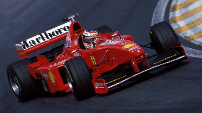 Michael Schumacher dengan mobil Ferrari F300
