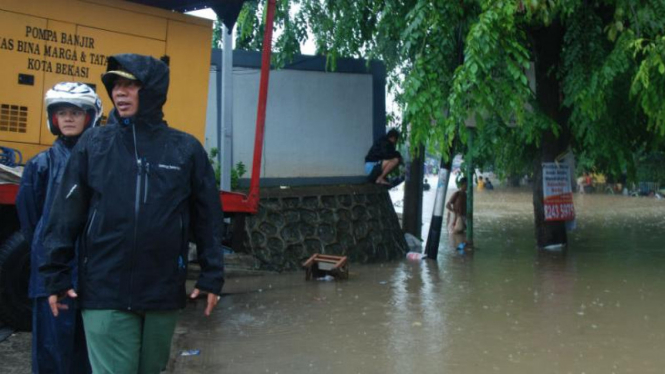 Walikota Bekasi, Rahmat Effendi memantau banjir.