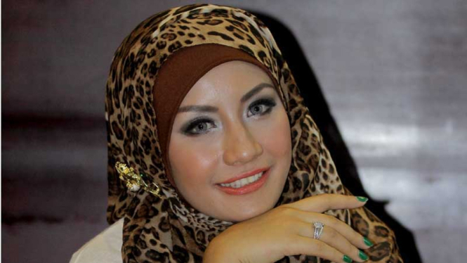 Cantik Berhijab ala Shinta Bachir