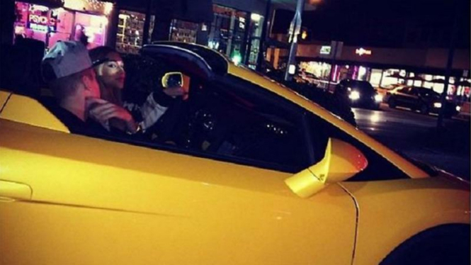 Justin Bieber menggunakan Lamborghini 