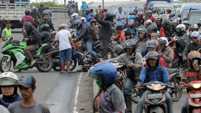 Pengendara Motor Putar Arah Takut Terkena Banjir