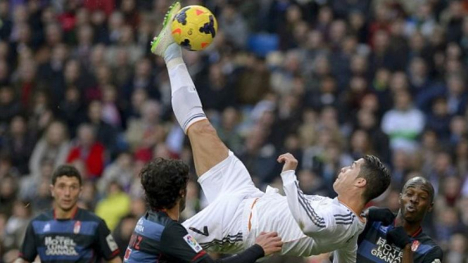 Pemain Real Madrid, Cristiano Ronaldo, saat lakukan tendangan salto