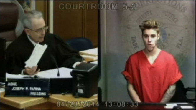 Justin Bieber dalam balutan baju tahanan