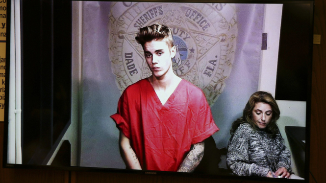 Justin Bieber dalam balutan baju tahanan