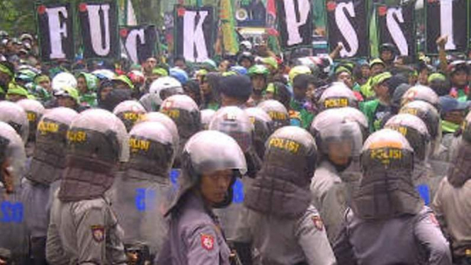Personil polisi menjaga kongres tahunan PSSI di Surabaya
