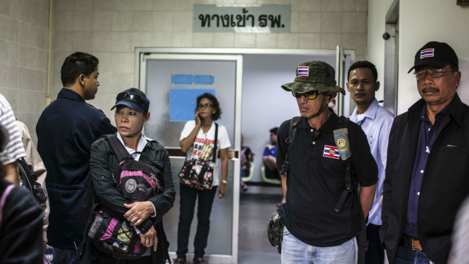 Kerabat dan teman dari korban luka menunggu di luar UGD Rumah Sakit di Bangkok