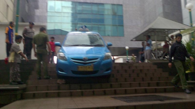 Taksi terperosok di kantor Jokowi