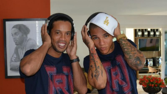 Ronaldinho (kiri) dan EdCity