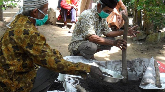 Pembuatan briket atau bahan bakar alternatif dari limbah sabut kelapa