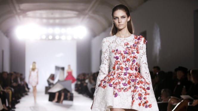 Gaun floral rancangan Giambattista Valli