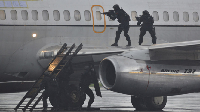 Tim Satuan Penanggulangan Teror TNI berlatih melumpuhkan pembajak pesawat beberapa waktu lalu. 