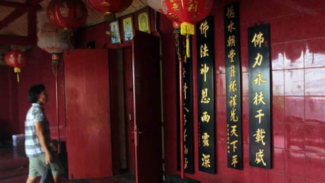Warga Tionghoa Bersembahyang di Klenteng Boen Tek Bio