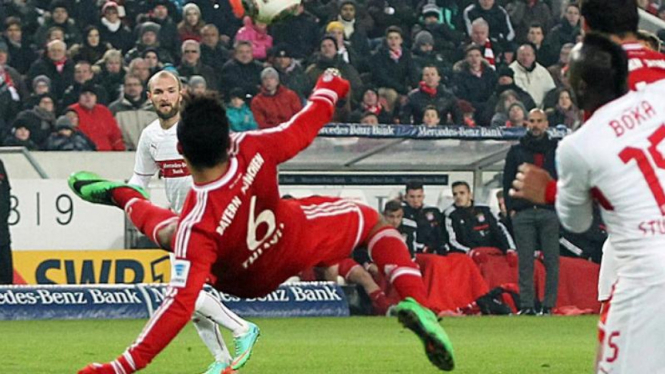 Pemain Bayern Munich, Thiago Alcantara, saat bobol gawang Stuttgart