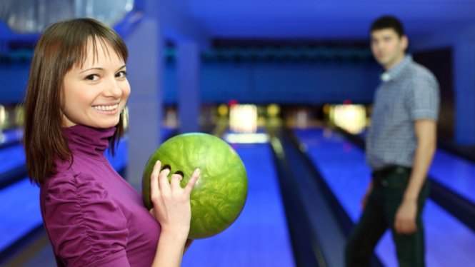 Ilustrasi pasangan main bowling