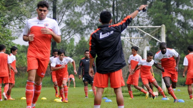 Pemain Persija Jakarta berlatih