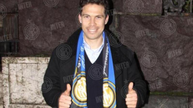 Hernanes saat tanda tangan kontrak dengan Inter Milan