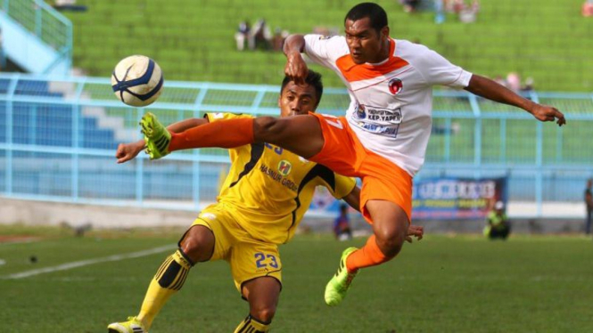 Aksi pemain Perseru Serui di ajang Inter Island Cup 2014.