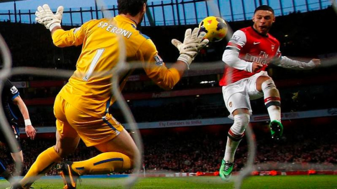 Pemain Arsenal, Alex Oxlade-Chamberlain, saat hadapi Crystal Palace