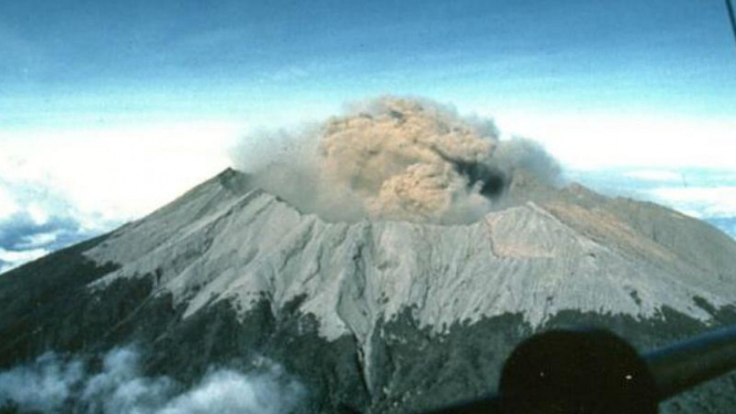 Puncak Gunung Raung, di Kabupaten Banyuwangi, Jember dan Bondowoso.