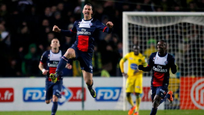Zlatan Ibrahimovic dan Blaise Matuidi merayakan gol