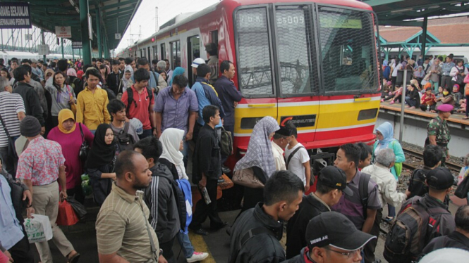 Ratusan penumpang KRL Commuter Line menunggu rangkaian kereta di Stasiun Manggarai, 