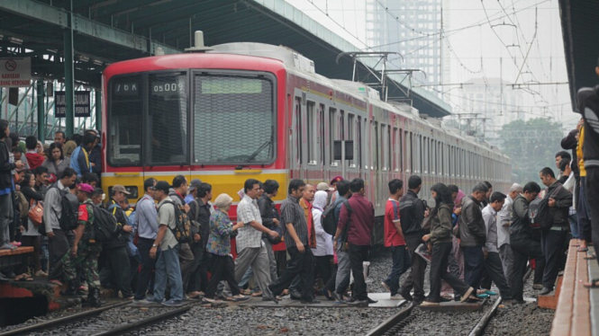 Penumpang KRL Commututer Line