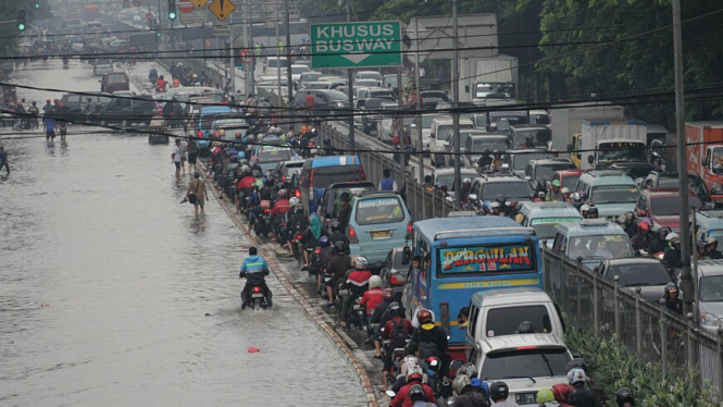 Banjir Menggenangi Gunung Sahari