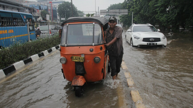 Banjir Menggenangi Gunung Sahari