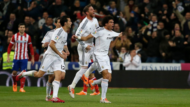 Pemain Real Madrid merayakan gol Pepe lawan Atletico