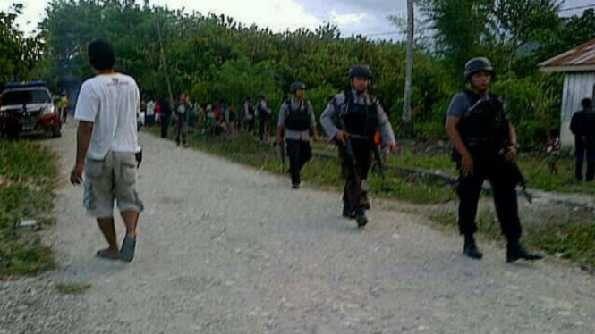 Baku tembak polisi dan teroris di Desan Taunca, Poso.