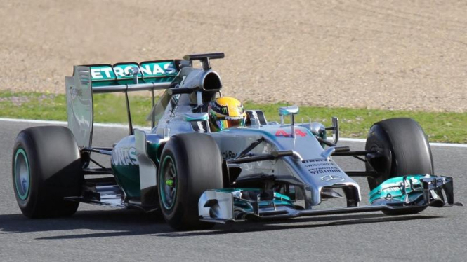 Pembalap Mercedes, Lewis Hamilton pada sesi tes di Jerez.
