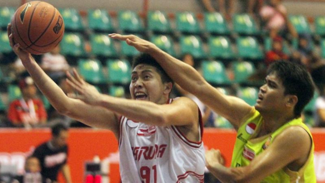 Pemain Garuda Kukar, Christ Gideon dihadang pemain Pacific Caesar.