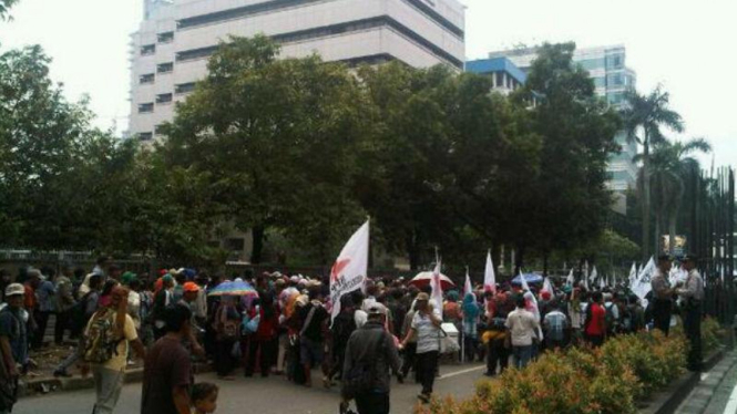 Massa dari Koalisi Anti Korupsi Pertanahan (KAKP) unjuk rasa di KPK