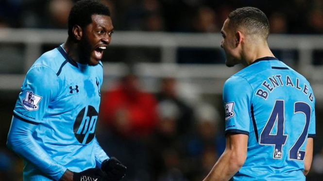 Emmanuel Adebayor (kiri) merayakan gol ke gawang Newcastle United.