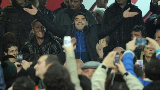 Diego Maradona (tengah/berdiri) di stadion San Paolo
