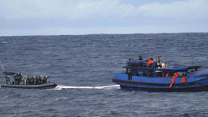 Pasukan Australia halau kapal para imigran ilegal dekat Pulau Christmas.