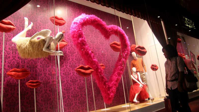 Hiasan Valentine di Pusat Perbelanjaan