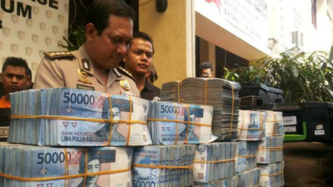 Barang bukti perampokan, uang Rp1 miliar