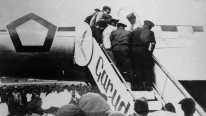 Jenazah kedua anggota KKO Usman dan Harun diturunkan dari pesawat di Bandara Udara Kemayoran, Jakarta tahun 1968