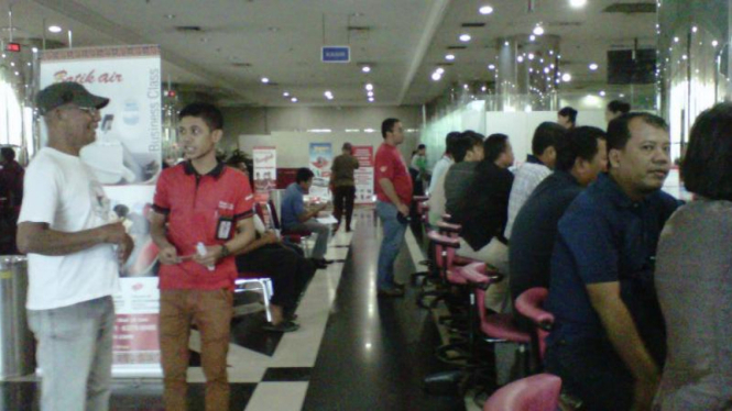 Suasana penukaran tiket di kantor Lion Air