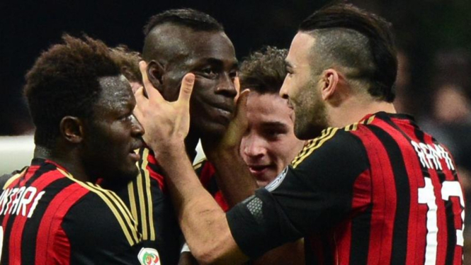 Pemain AC Milan, Mario Balotelli, disambut rekan-rekannya