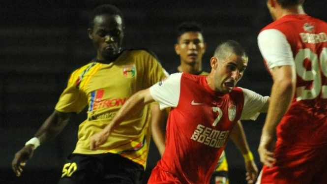 Pemain Mitra Kukar, Erick Weeks Lewis, saat lawan PSM Makassar